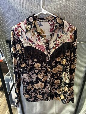 gimmicks by BKE Black Floral Fringe Western Blouse